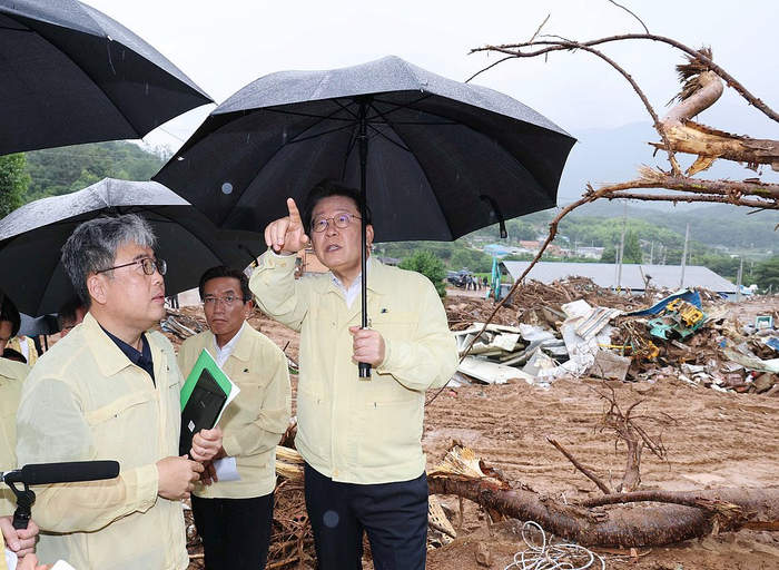 当地时间2025年7月21日，韩国山清，韩国总统李在明在山清邑富里村视察暴雨引发的山体滑坡灾情。