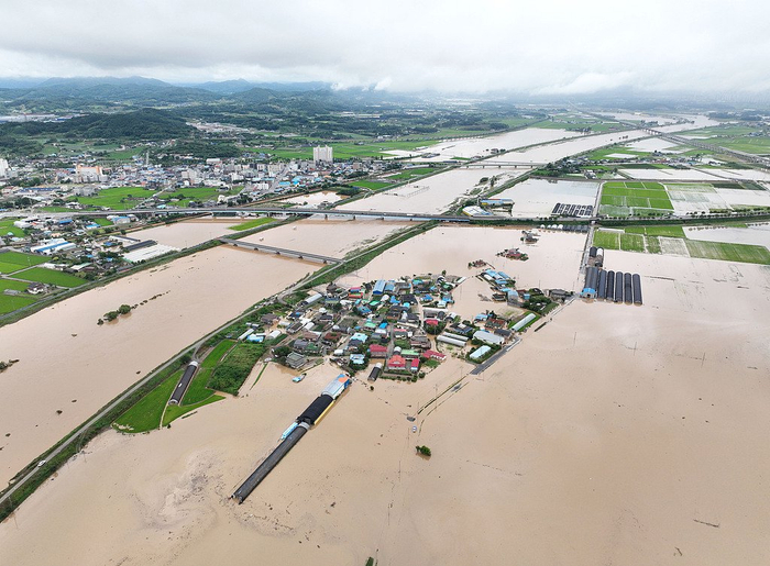 当地时间2025年7月17日，韩国忠清南道礼山郡，暴雨天气导致当地发生洪涝灾害，村庄被水淹没。
