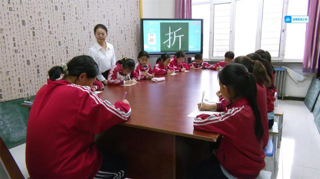 孩子们在进行写字练习。（资料图）