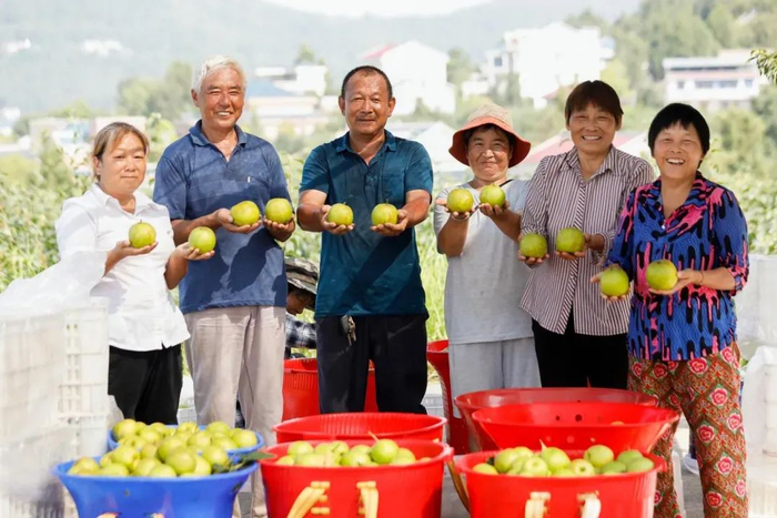 （图为运山镇村民甜蜜笑颜）