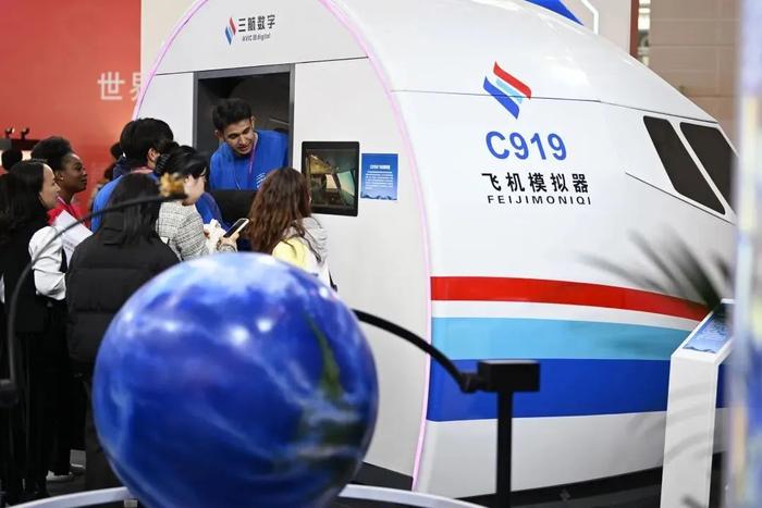 参会者在2024年世界职业技术教育发展大会职业教育专题展上参观C919飞机模拟器。资料图片