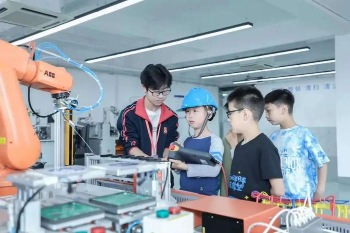 上海市中小学生在上海市工业技术学校实训中心参与工业机器人项目职业体验活动。资料图片