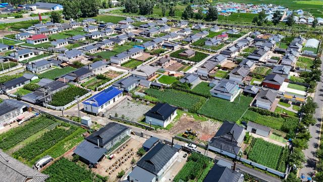 7月18日在吉林省和龙市光东村拍摄的特色民居群（无人机照片）。新华社记者 邵泽东 摄
