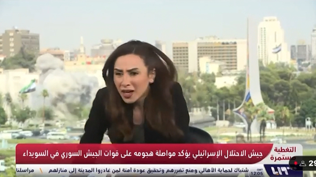 叙利亚电视台女主播在听到“总参谋部”遇袭的爆炸声后逃离演播室，图源：CNN/Syria TV