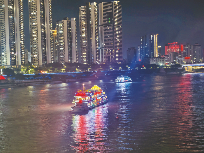     ▲乘游船夜游邕江，感受美丽夜景。