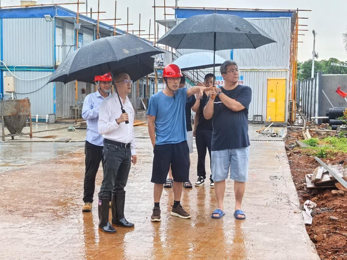 杨义在园区的在建项目工地检查防台准备工作。