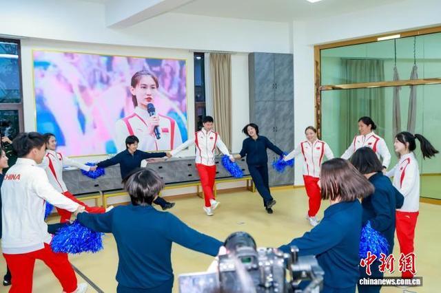图为“决胜巴黎·绽放奥运–––奥运冠军面对面”巡回宣讲活动西藏站走进军营与女官兵欢乐共舞现场。活动方 供图