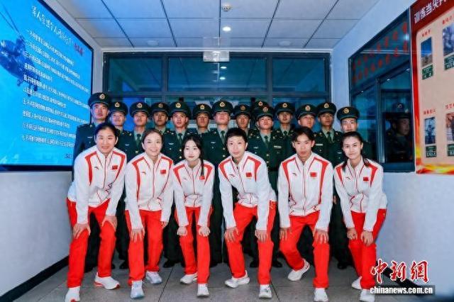 图为“决胜巴黎·绽放奥运–––奥运冠军面对面”巡回宣讲活动西藏站走进军营活动现场。活动方 供图