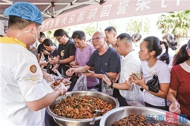 荣誉酒店摆摊，受到食客欢迎。记者 王世伟 摄