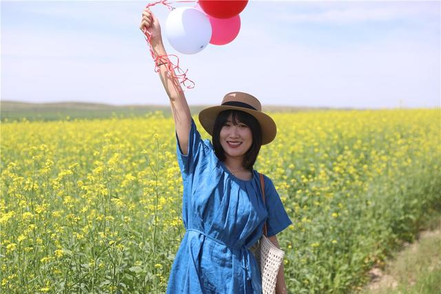 与油菜花合影。 萨仁格日乐 摄