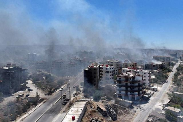 当地时间2025年7月19日，叙利亚苏韦达硝烟弥漫。视觉中国 图