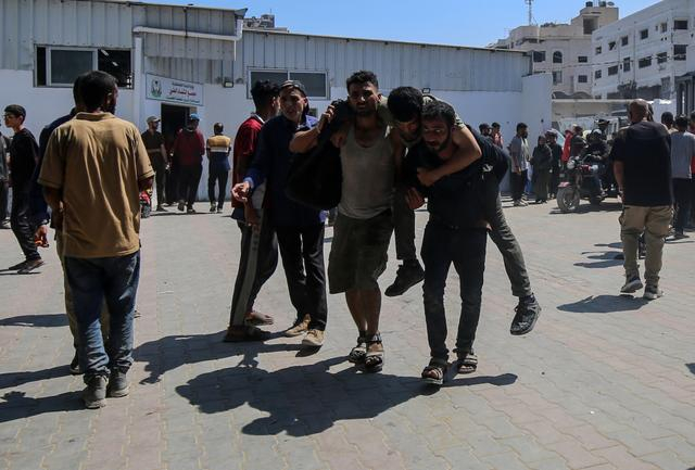 当地时间2025年7月20日，伤员被转移至加沙城的一所医院。新华社 图