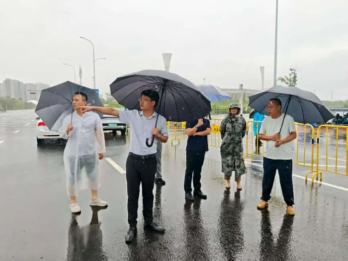 7月20日，柳战良到五源河体育馆现场调度演唱会保障工作。