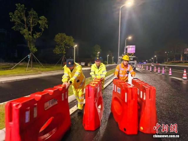 深中通道路政员联合养护相关人员进行交通管制。广东交通集团 供图