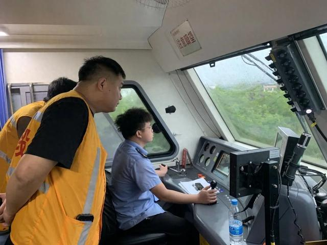 铁路部门开行巡检车检查线路状态情况。谢四海摄