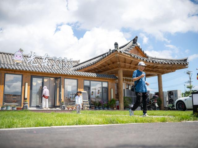 7月18日，游客在吉林省和龙市光东村内观光游览。新华社记者 邵泽东 摄