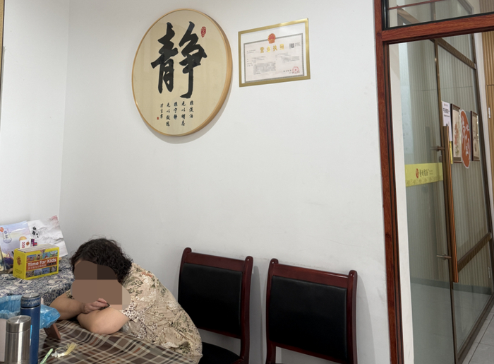 培训机构的工作人员，也在门口刷短视频。