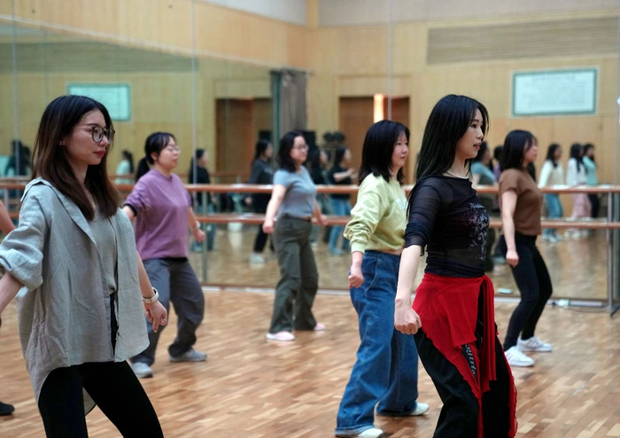 4月7日晚，在上海市群众艺术馆，爵士舞课程的学员们在上课 刘颖 摄