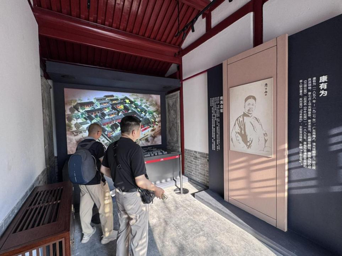 图为游客在参观展览。吴思瑜 摄