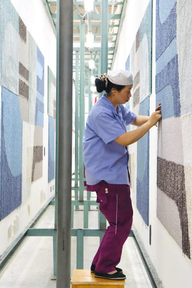 7月21日，位于青海省西宁市南川工业园区的圣源地毯集团有限公司，女工制作地毯。中青报·中青网记者郝帅/摄