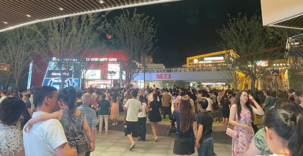 近日，网友反映上海乐高乐园门口的爱琴海·缤纷里商业街晚上人挤人。网络截图