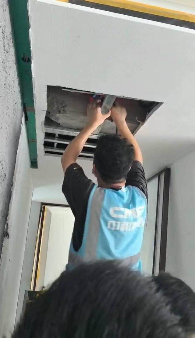 工作人员在于先生家中进行检测（受访者供图）