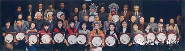 1987年全国第四届“梅花奖”发奖大会，左一为王凤芝，左六为李二娥。北京市河北梆子剧团/供图