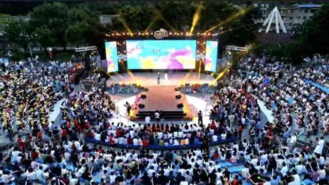 宁陕县“村光大道”活动现场。宁陕融媒中心供图