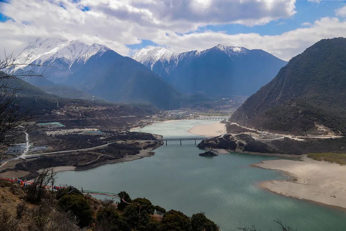 2025年3月28日，西藏自治区林芝市（无人机照片） 中新社记者 马铭言 摄