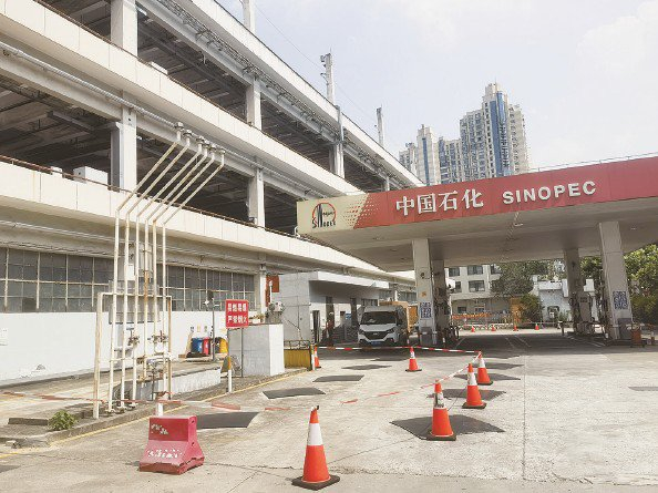            重庆南路273号“中国石化”加油站内的6根通气管紧邻公交停车场  本报记者  陈浩  摄          