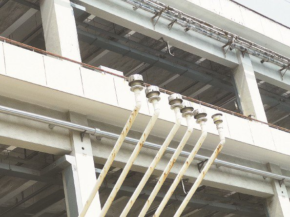             重庆南路273号“中国石化”加油站内的6根通气管紧邻公交停车场  本报记者  陈浩  摄          