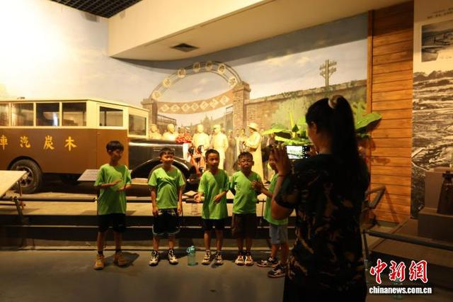 图为柳州工业博物馆展出的广西第一辆木炭车展品受关注。林馨 摄 