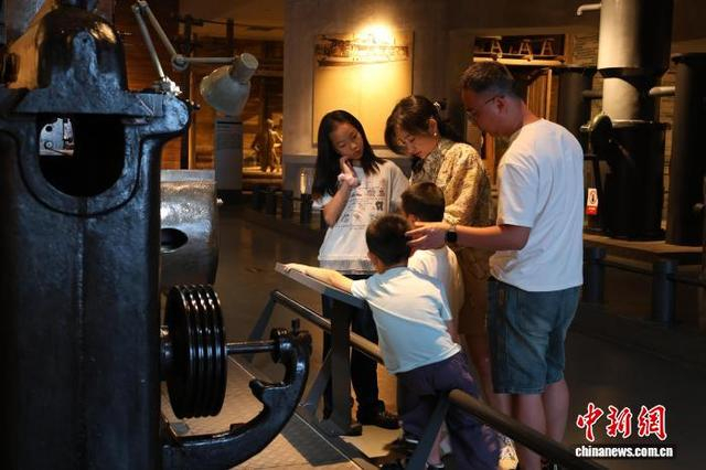 图为家长带孩子了解柳州工业历史。林馨 摄 
