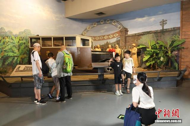 图为柳州工业博物馆展出的广西第一辆木炭车展品受关注。林馨 摄 