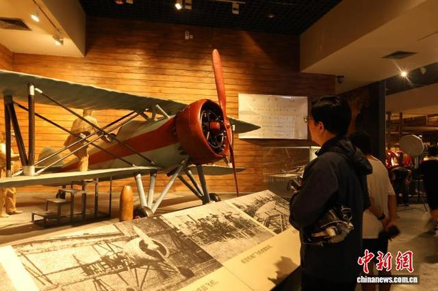 图为广西第一架战斗机——“朱荣章号”飞机展品受关注。林馨 摄 
