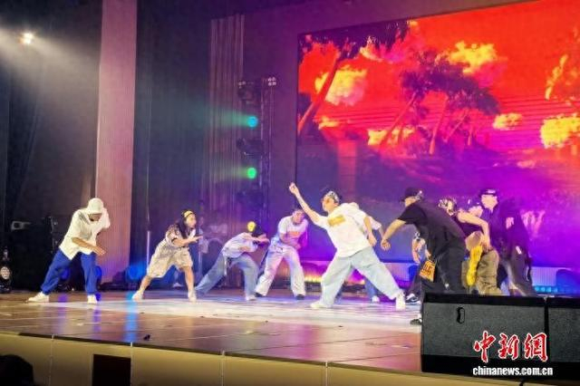 7月22日，以“炫舞京台·朝向未来”为主题的2025京台青年街舞交流活动在北京开幕。中新社记者 刘玥晴 摄