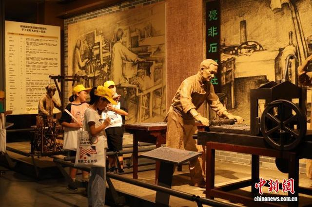图为学生在柳州工业博物馆认真做记录。林馨 摄 