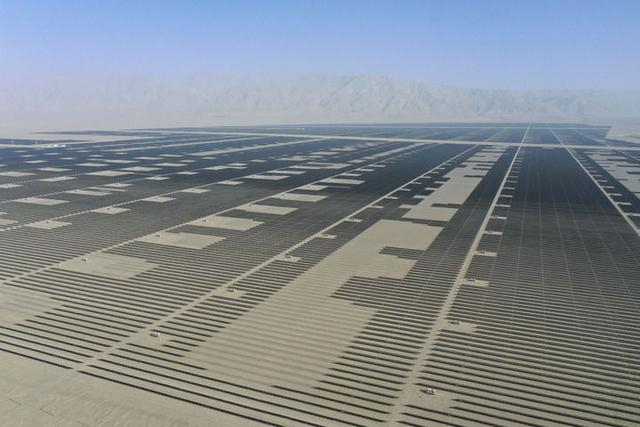 这是2025年6月26日拍摄的中国绿发新疆中绿电若羌400万千瓦光伏项目（无人机照片）。新华社记者 丁磊 摄