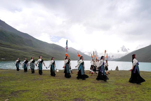 西藏那曲市比如县艺术团的演员在萨普雪山景区为游客表演（7月19日摄）。新华社记者 晋美多吉 摄