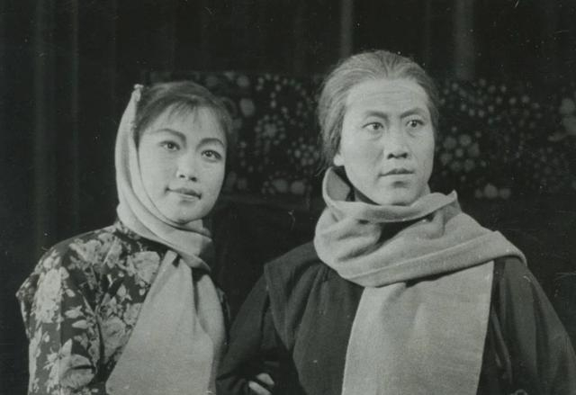 1964年《革命自有后来人》剧照，王凤芝饰李铁梅，李光珠饰李奶奶。北京市河北梆子剧团/供图