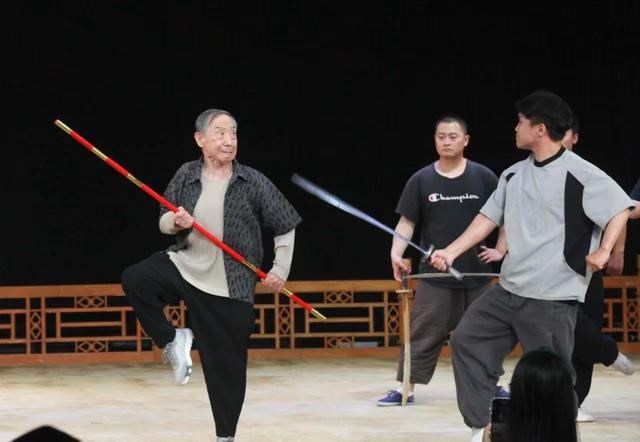著名京剧武生表演艺术家杨少春讲解《闹天宫》。北京市河北梆子剧团/供图