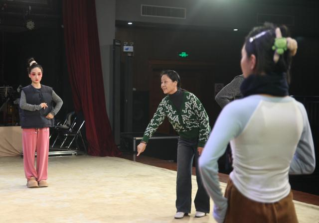 王洪玲与团里的青年演员在一起。北京市河北梆子剧团/供图