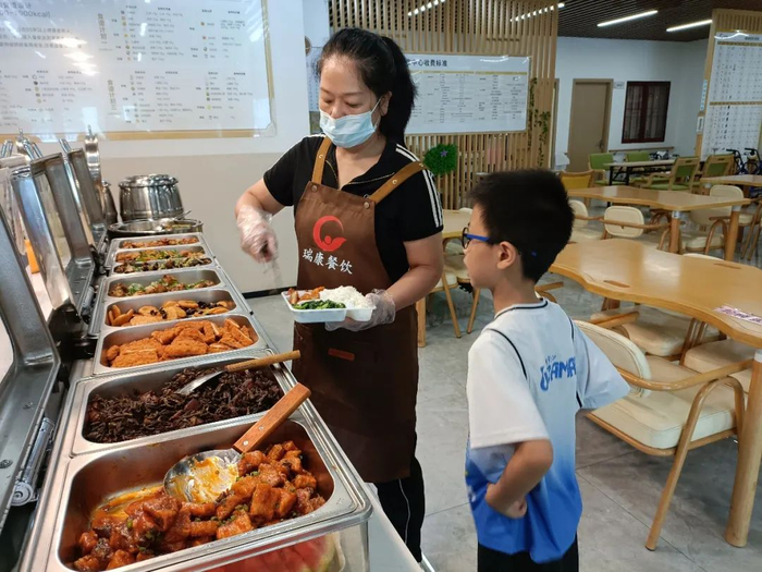 临近中午，长者们、亲子家庭、附近上班族陆续前来用餐。