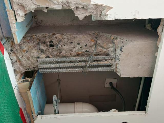 一户被切割的横梁露出钢筋 受访者供图