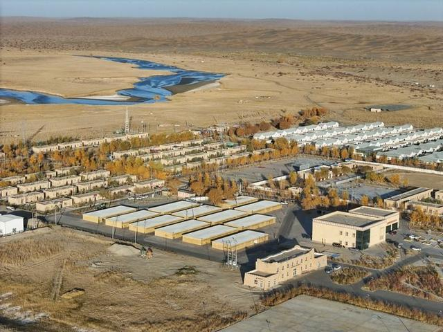 这是在新疆于田县塔克拉玛干沙漠腹地拍摄的一处村庄新貌（2024年11月7日摄，无人机照片）。新华社记者 胡虎虎 摄