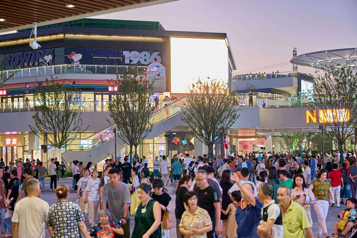 爱琴海·缤纷里商业街人流如织。金山区 供图