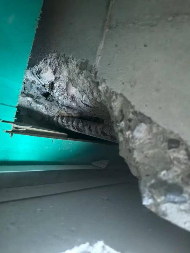 3栋业主于先生家房梁也有受损，钢筋裸露（受访者供图）