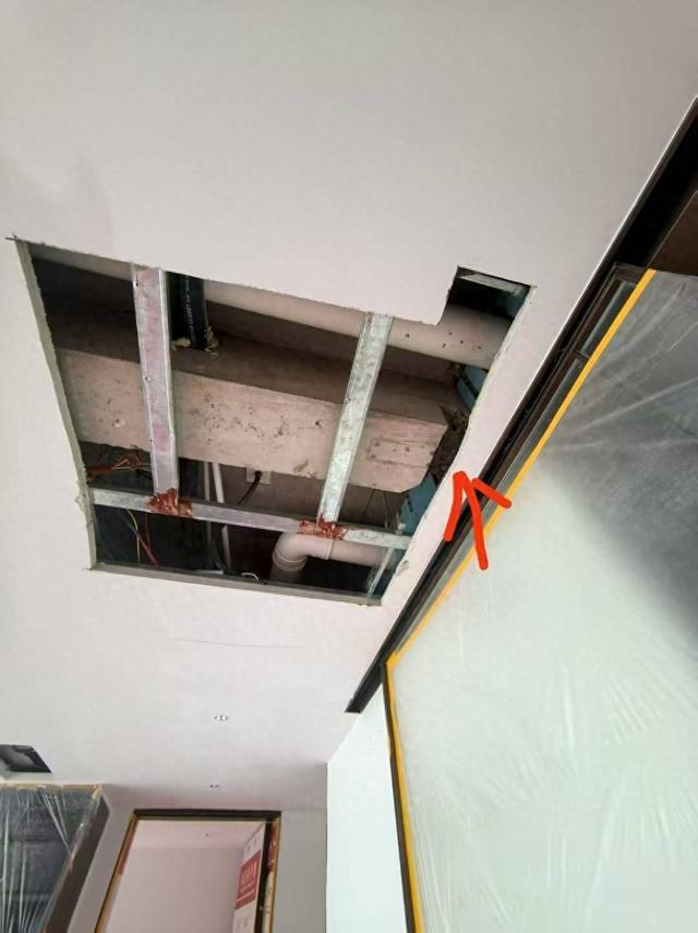 10栋业主向先生家受损的房梁（受访者供图）