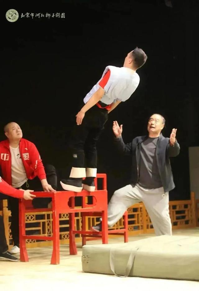 著名河北梆子表演艺术家陈宝珠（右）指导青年演员排练《打金砖》。北京市河北梆子剧团/供图