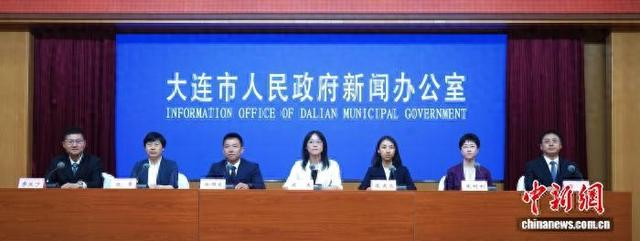 7月22日，大连市人民政府新闻办公室召开发布会通报上半年经济运行情况。张春雷 摄